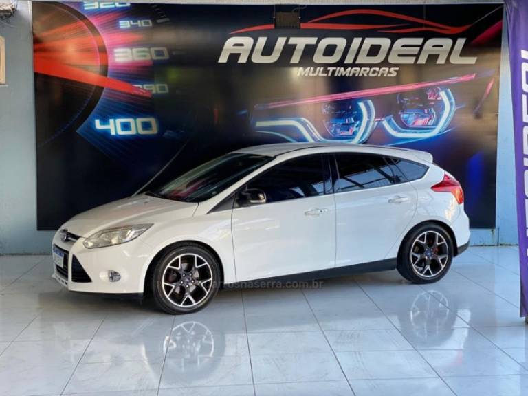 FORD - FOCUS - 2014/2015 - Branca - R$ 54.900,00